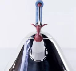 Alessi MG32 Elektrische Waterkoker Ivoor -Meubelwinkel x886x886 alessi electric kettle azuurblauw detail.jpg.pagespeed.ic .kMMKkOf2vR