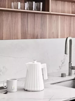 Alessi Plissé Waterkoker 1,7L Wit -Meubelwinkel x886x886 alessi pliss waterkoker 1 7l4.jpg.pagespeed.ic .dNPcSiP6Ld