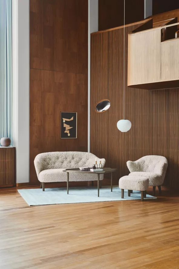 Audo Copenhagen Ingeborg Voetenbank Naturel Eiken Grand Mohair 1103 3 Audo Copenhagen Ingeborg Voetenbank Naturel Eiken Grand Mohair 1103 - Afbeelding 3