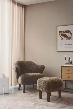 Audo Copenhagen Ingeborg Voetenbank Naturel Eiken Grand Mohair 1103 14 Audo Copenhagen Ingeborg Voetenbank Naturel Eiken Grand Mohair 1103 -Meubelwinkel x886x886 by lassen ingeborg fauteuil sheepskin natural oak onderstel7.jpg.pagespeed.ic .Zb76PP4jSr