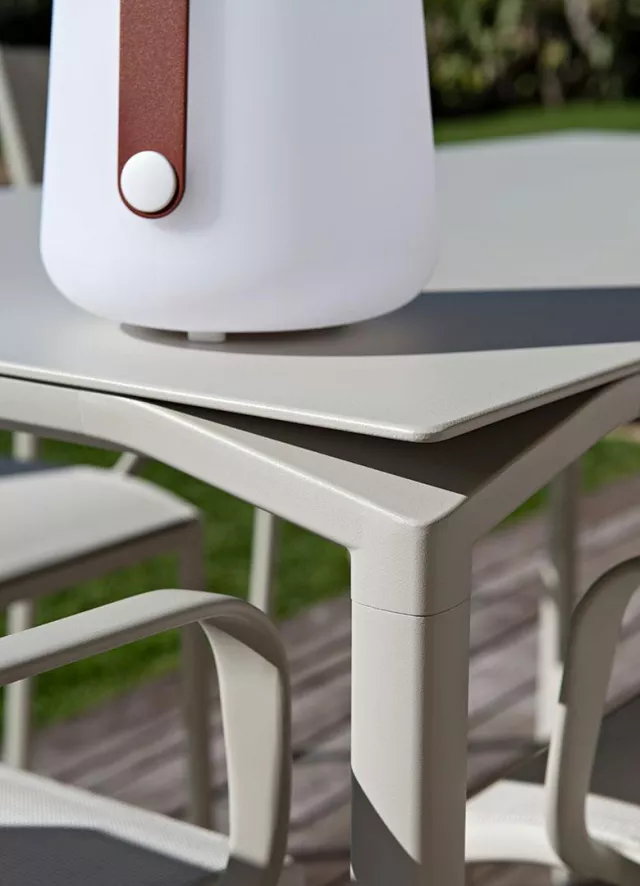 Fermob Calvi Tuintafel 140x140 Black Cherry 4 Fermob Calvi Tuintafel 140x140 Black Cherry - Afbeelding 4