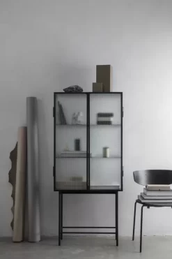 Ferm Living Haze Vitrinekast Reeded Glas Zwart -Meubelwinkel x886x886 ferm living haze vitrinekast12.jpg.pagespeed.ic .zGMS6X90I