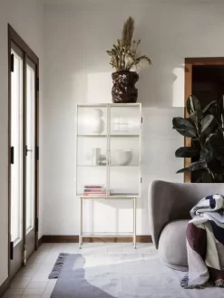 Ferm Living Haze Vitrinekast Reeded Glas Zwart -Meubelwinkel x886x886 ferm living haze vitrinekast24.jpg.pagespeed.ic .J5hjTEsjAJ