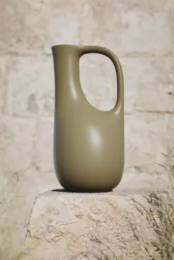 Ferm Living Liba Gieter Olijf -Meubelwinkel x886x886 ferm living liba gieter5.jpg.pagespeed.ic .wKpfzRTMAp