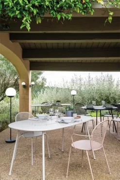 Fermob Lorette Tuinstoel Met Armleuning Cotton White -Meubelwinkel x886x886 fermob lorette tuintafel 160x902.jpg.pagespeed.ic .KNg bYoCj3 2