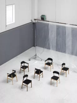 Normann Copenhagen Herit Armchair Smoked Oak Stoel Synergy Zand -Meubelwinkel x886x886 herit oak stoel7.jpg.pagespeed.ic .iuf5bmDwtS