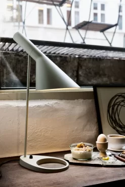 Louis Poulsen AJ Bureaulamp V3 White 27 Louis Poulsen AJ Bureaulamp V3 White -Meubelwinkel x886x886 louis poulsen aj tafellamp sfeer5.jpg.pagespeed.ic .F5FSyKrO55