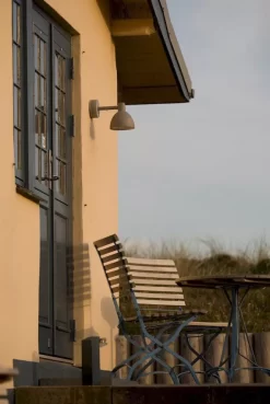 Louis Poulsen Toldbod 220 Wandlamp Zwart 19 Louis Poulsen Toldbod 220 Wandlamp Zwart -Meubelwinkel x886x886 louis poulsen toldbod 220 buitenlamp sfeer 3.jpg.pagespeed.ic .tSWRdLx gr