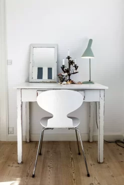 Louis Poulsen AJ Bureaulamp V3 White 38 Louis Poulsen AJ Bureaulamp V3 White -Meubelwinkel x886x886 lw lp solroed 0117.jpg.pagespeed.ic .NLFNJ1asSv