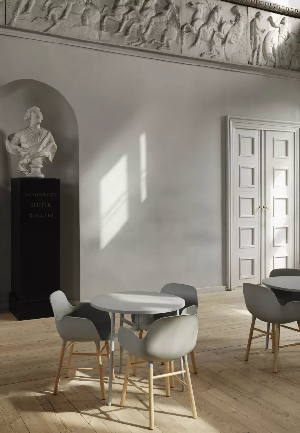 Normann Copenhagen Form Armchair Stoel Met Eiken Onderstel Zwart 18 Normann Copenhagen Form Armchair Stoel Met Eiken Onderstel Zwart - Afbeelding 18