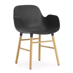 Normann Copenhagen Form Armchair Stoel Met Eiken Onderstel Zwart