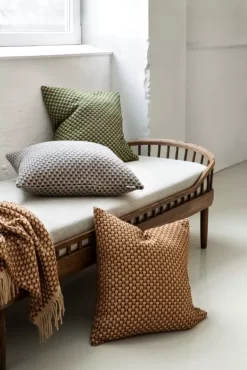 Røros Tweed Isak Kussen 60x60 Red Sumac -Meubelwinkel x886x886 ror s tweed isak kussen 60x606.jpg.pagespeed.ic .Ct3QP9422b