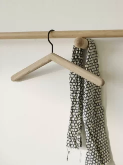 Skagerak Georg Kleerhanger Oak -Meubelwinkel x886x886 skagerak georg kleerhanger4.jpg.pagespeed.ic .9VS ztt Sk