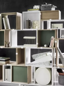 Muuto Stacked 2.0 Kast Met Backboard Medium Eiken/lichtgroen -Meubelwinkel x886x886 stacked 2 0 kast small open23.jpg.pagespeed.ic .h11oXsjSW3 1